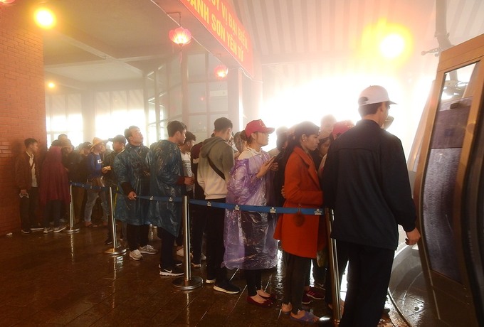 Hàng nghìn người trẩy hội Yên Tử trong sương mù